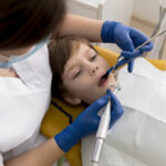 Как лечить зубы ребёнку: платно, бесплатно или по ДМС?